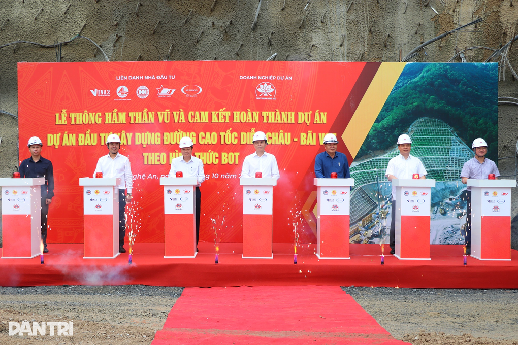 Thông hầm xuyên núi phức tạp nhất cao tốc Bắc - Nam - 1 Thông hầm xuyên núi phức tạp nhất cao tốc Bắc - Nam - 1