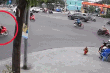 Nổi bật tuần qua: Cặp đôi đầu trần chạy xe máy vượt đèn đỏ bị ô tô hất văng