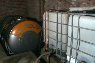 Vụ bán dầu diezen “lậu” trong khu dân cư: Đóng cửa, tịch thu tang vật!