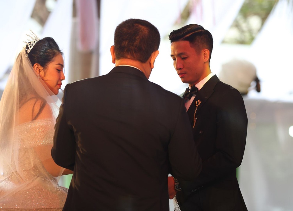 Đám cưới Tiến Dũng và Khánh Linh: Gần 2000 khách, bất ngờ quà cảm ơn - 7 Đám cưới Tiến Dũng và Khánh Linh: Gần 2000 khách, bất ngờ quà cảm ơn - 7