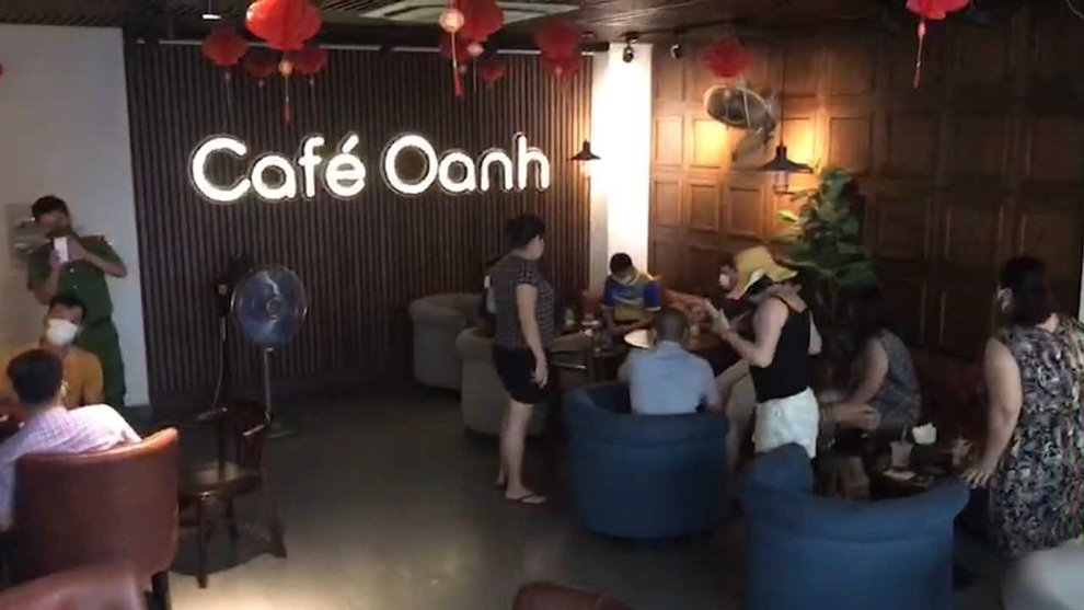 Đi uống cà phê giữa đại dịch, 21 người bị phạt 42 triệu đồng - 1 Đi uống cà phê giữa đại dịch, 21 người bị phạt 42 triệu đồng - 1
