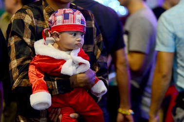 Những em bé đáng yêu trong đêm Giáng sinh trên phố Tây Sài Gòn