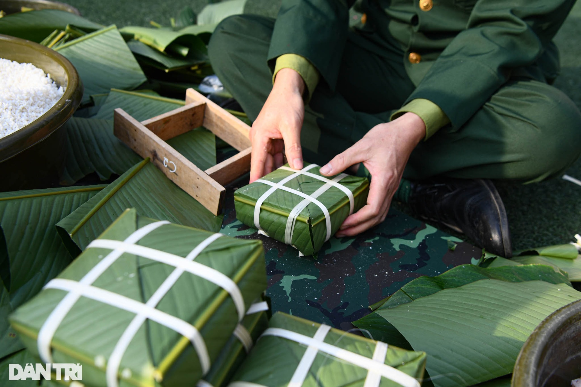 Các chiến sĩ Lữ đoàn Cận vệ trổ tài gói bánh chưng đón Tết - 7 Các chiến sĩ Lữ đoàn Cận vệ trổ tài gói bánh chưng đón Tết - 7