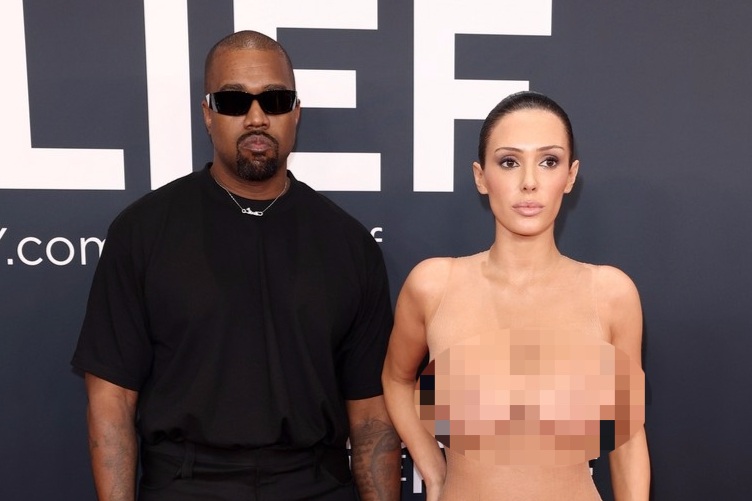 Ehefrau wurde verspottet, weil sie sich nackt anzog, Kanye West nennt es immer noch Kunst - 1 Vợ bị chê cười vì mặc như khỏa thân, Kanye West vẫn gọi đó là nghệ thuật - 1