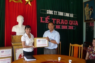 Thạch rau câu Long Hải tặng vở cho học sinh nghèo miền núi