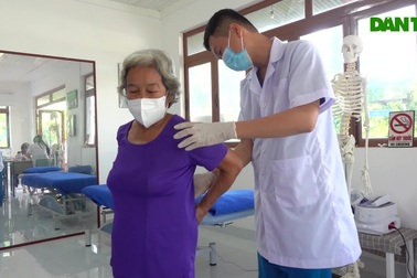 Bỏ ngành tài chính, chàng y sĩ khám bệnh miễn phí cho người nghèo