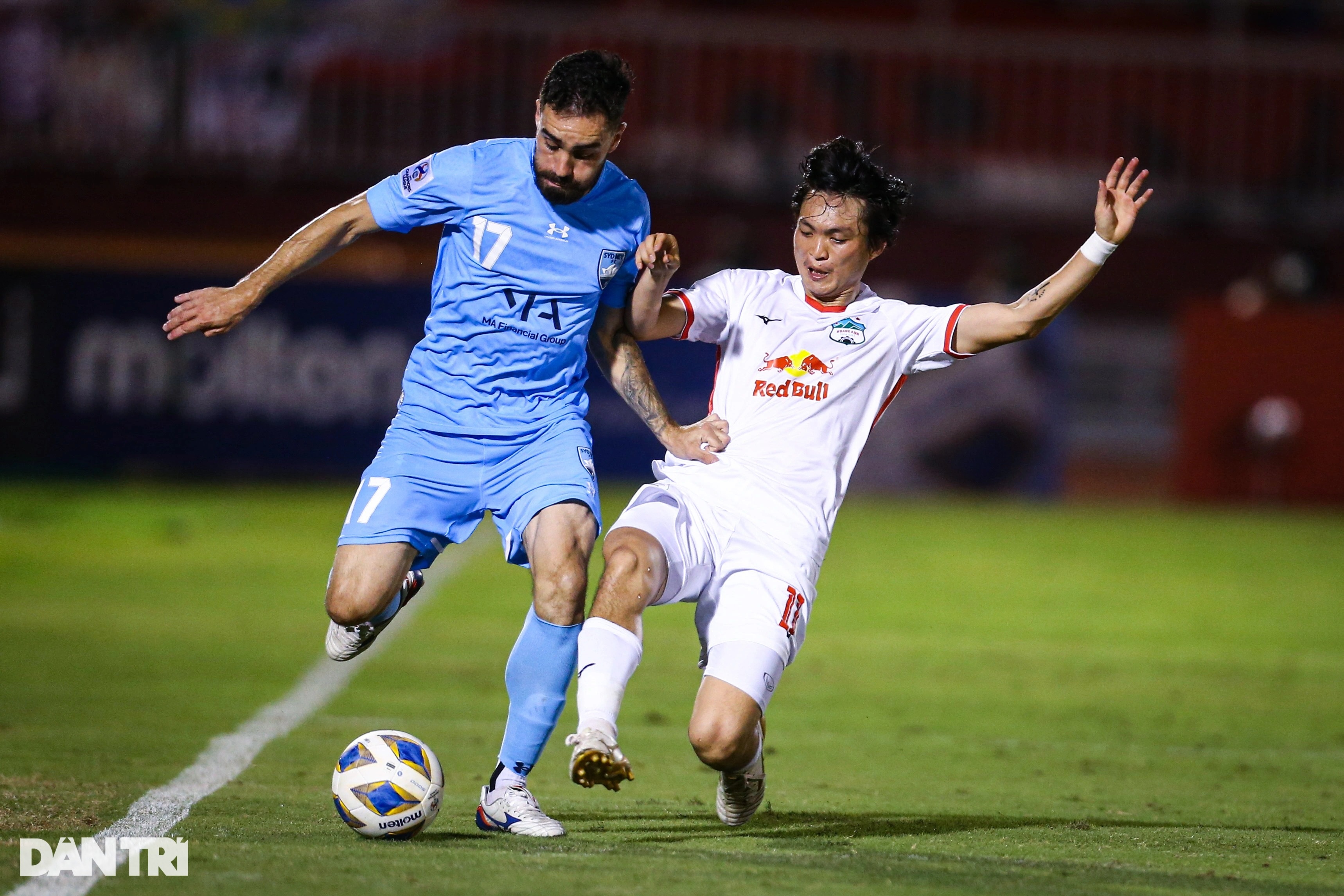 Văn Toàn bắt tay làm hòa sau pha va chạm khiến cầu thủ Sydney FC bị đau - 8