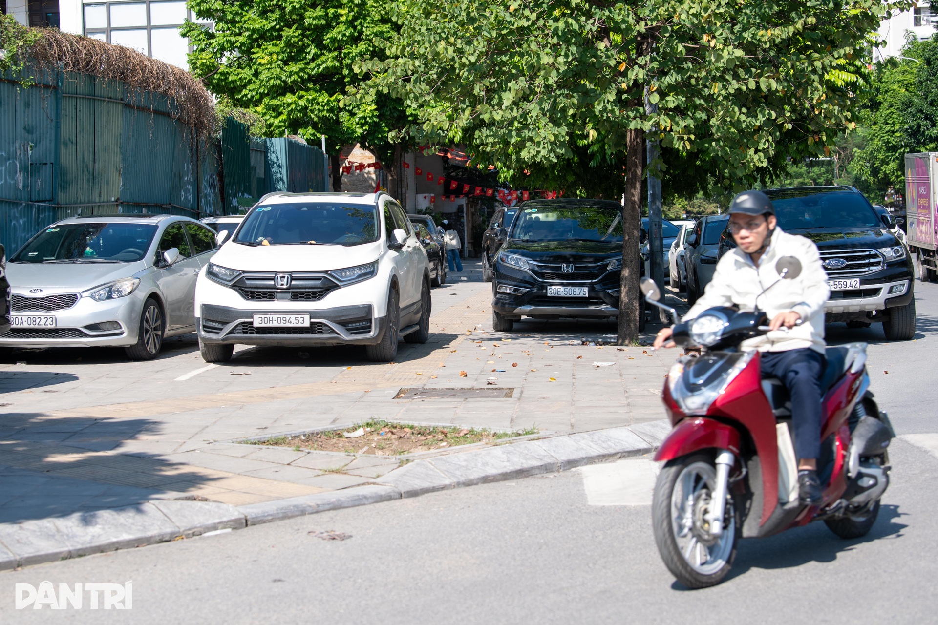 Nhức nhối tình trạng lấn chiếm vỉa hè, đẩy người đi bộ xuống đường ở Hà Nội - 10 Nhức nhối tình trạng lấn chiếm vỉa hè, đẩy người đi bộ xuống đường ở Hà Nội - 10