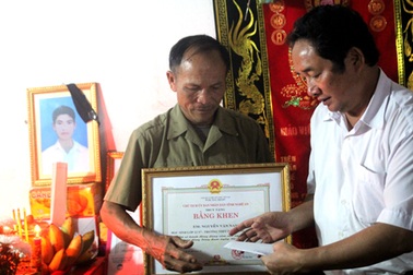 Trao quà và thư khen của Chủ tịch nước cho em Nguyễn Văn Nam