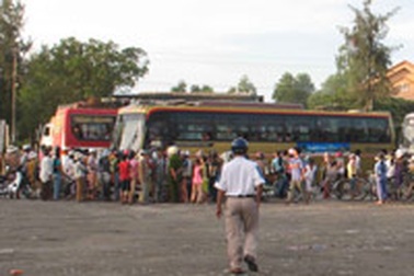 Hàng trăm người bán hàng rong đập phá nhà hàng