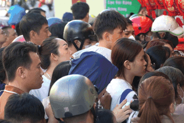 Chen chúc xếp hàng mua bánh Trung thu ở tiệm 40 năm tuổi giữa Sài Gòn