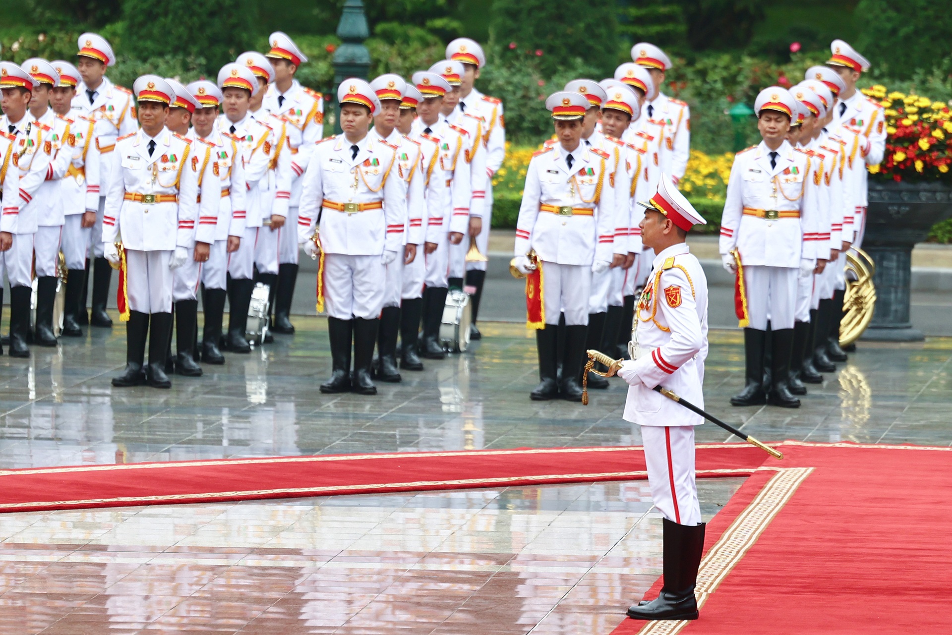 Toàn cảnh lễ đón Thủ tướng Nhật Bản thăm chính thức Việt Nam - 4 Toàn cảnh lễ đón Thủ tướng Nhật Bản thăm chính thức Việt Nam - 4
