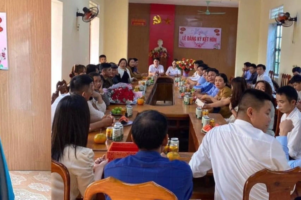 Cô dâu chú rể in biển, mời 2 họ đến ủy ban dự lễ đăng ký kết hôn gây sốt - 1 Cô dâu chú rể in biển, mời 2 họ đến ủy ban dự lễ đăng ký kết hôn gây sốt - 1
