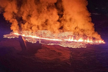 Dung nham nhấn chìm nhà cửa ở thị trấn Iceland trong lửa