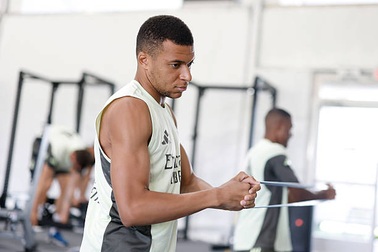 Hình ảnh tiều tụy của Mbappe khiến cổ động viên Real Madrid lo lắng