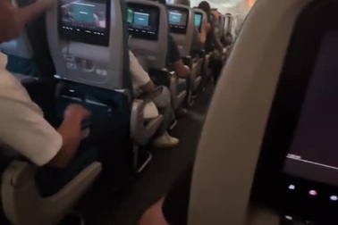 Hành khách hoảng sợ khi chuyến bay rung lắc do dông lốc