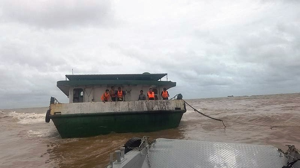 Tàu chở hơn 1.000 tấn dầu nguy cơ chìm ở vùng biển Thái Bình - 1 Tàu chở hơn 1.000 tấn dầu nguy cơ chìm ở vùng biển Thái Bình - 1