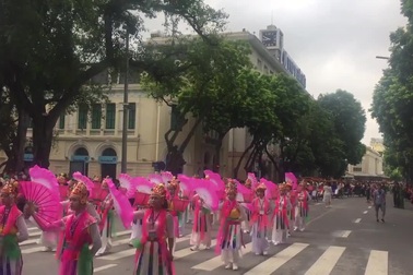 Nghệ sĩ Minh Vượng dẫn đầu đoàn rước dâu