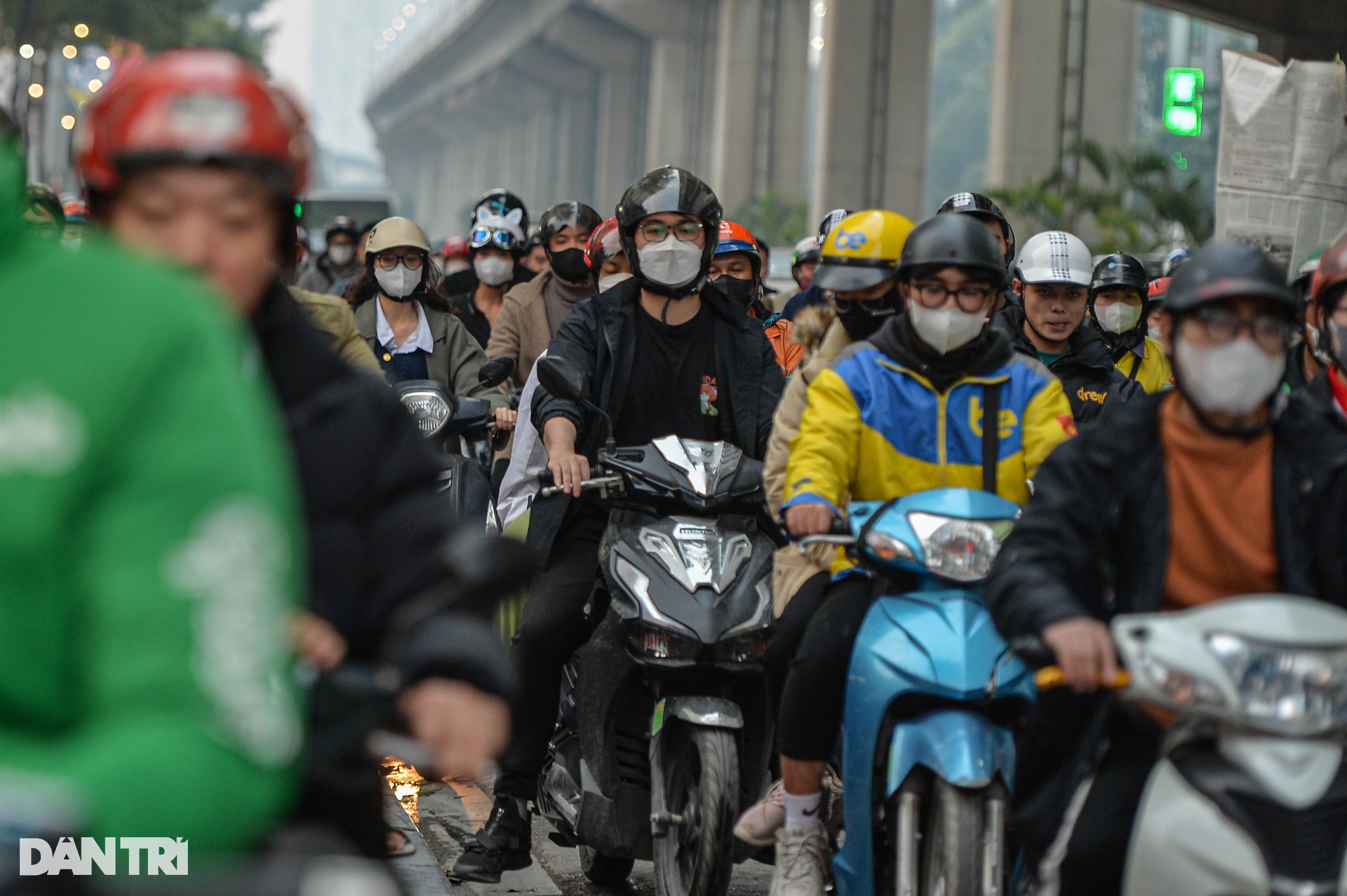 Người dân lỉnh kỉnh đồ về quê nghỉ Tết, nhiều tuyến đường Hà Nội tắc cứng - 6