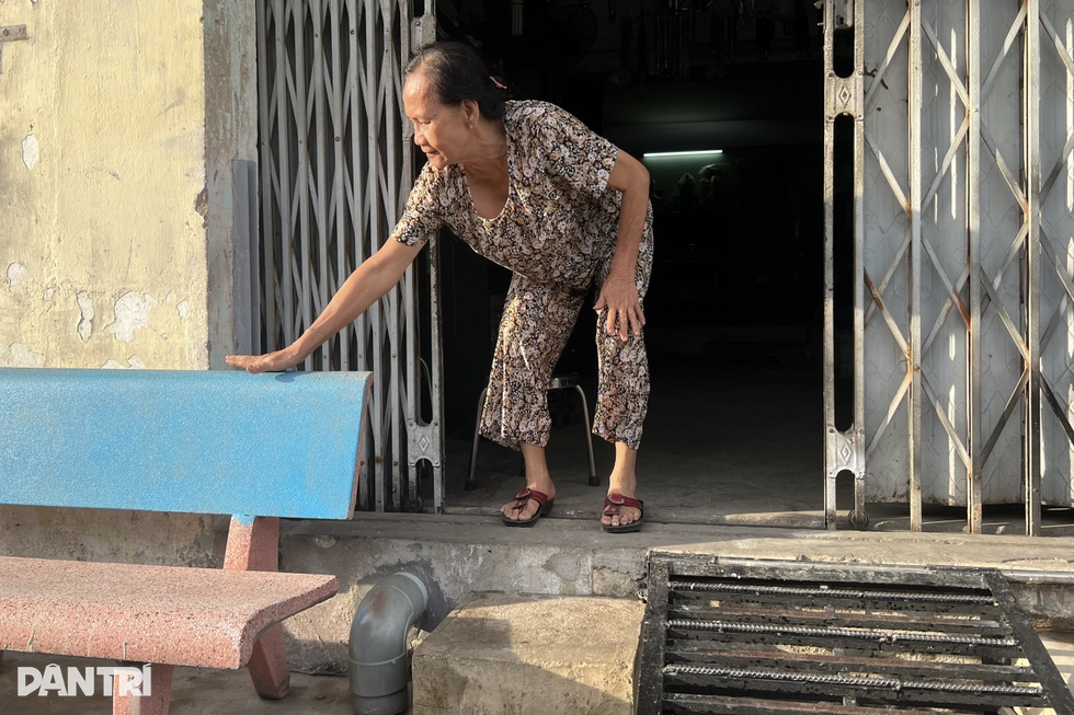 Người dân Thủ Đức khổ sở vì phố thành sông, nghĩ đủ kiểu chống ngập - 6 Người dân Thủ Đức khổ sở vì phố thành sông, nghĩ đủ kiểu chống ngập - 6