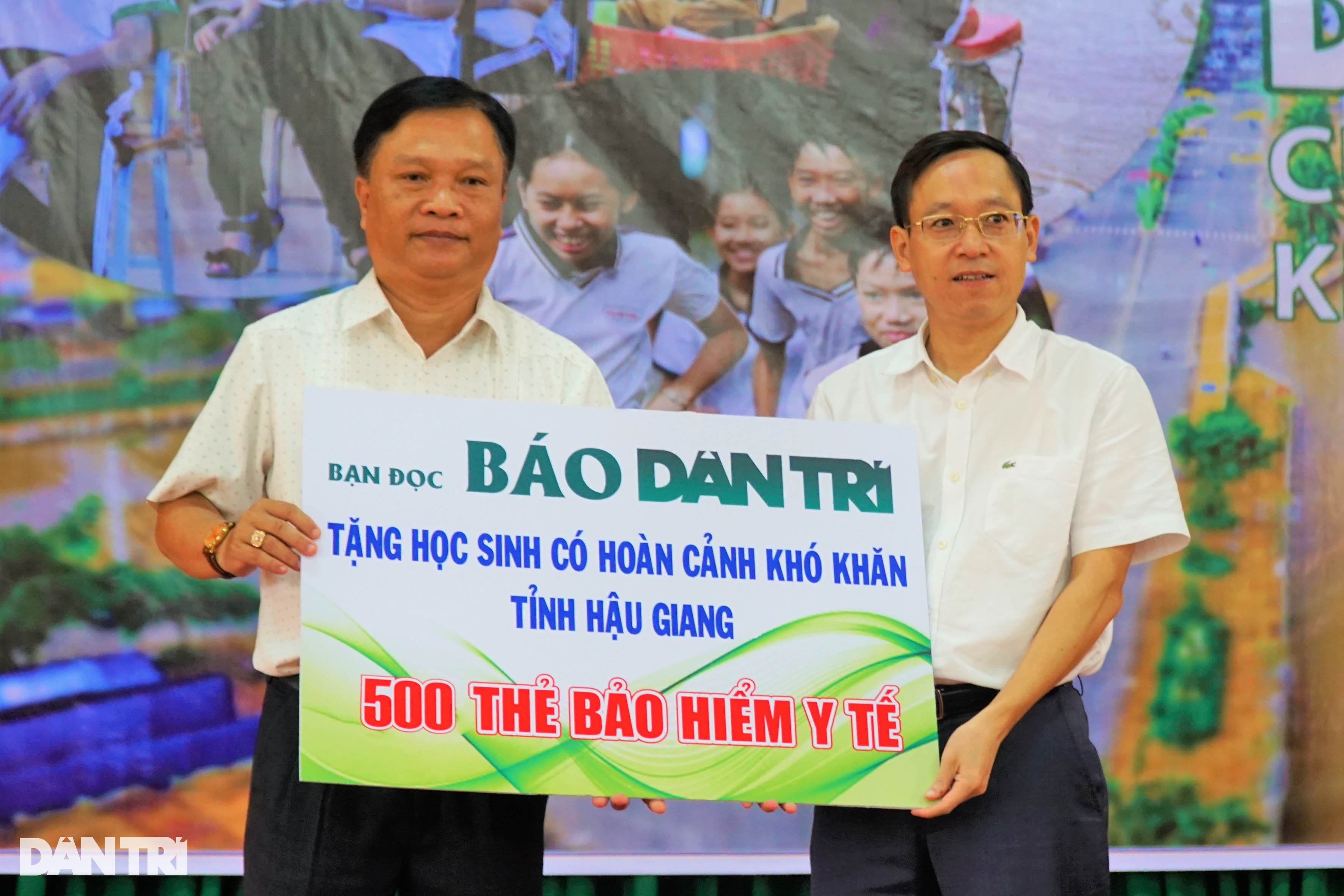 Báo Dân trí tặng 500 thẻ bảo hiểm y tế tới học sinh Hậu Giang - 3 Báo Dân trí tặng 500 thẻ bảo hiểm y tế tới học sinh Hậu Giang - 3