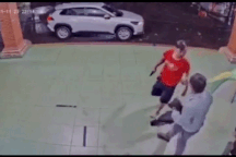 Cán bộ huyện cầm vật giống súng đe dọa nhân viên y tế?