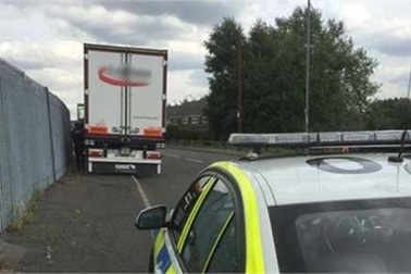 Anh bắt 3 người Việt trốn trong xe đông lạnh