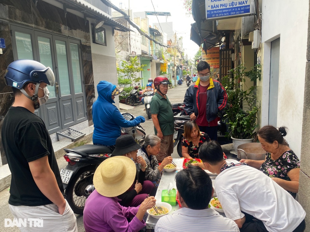 Cheapest vermicelli noodle shop in Ho Chi Minh City: 5,000 VND sold, sold out in just an hour - 3