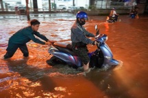 Người Cần Thơ đội mưa, lội nước về nhà trong ngày triều cường vượt báo động