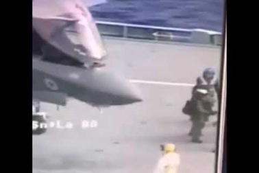 Phi công máy bay chiến đấu F-35 ngã sấp mặt trên tàu sân bay