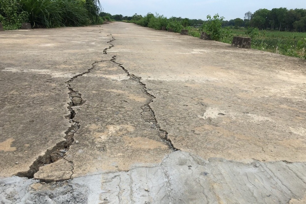 Đê nứt toác, dân thấp thỏm lo âu - 1 Đê nứt toác, dân thấp thỏm lo âu - 1