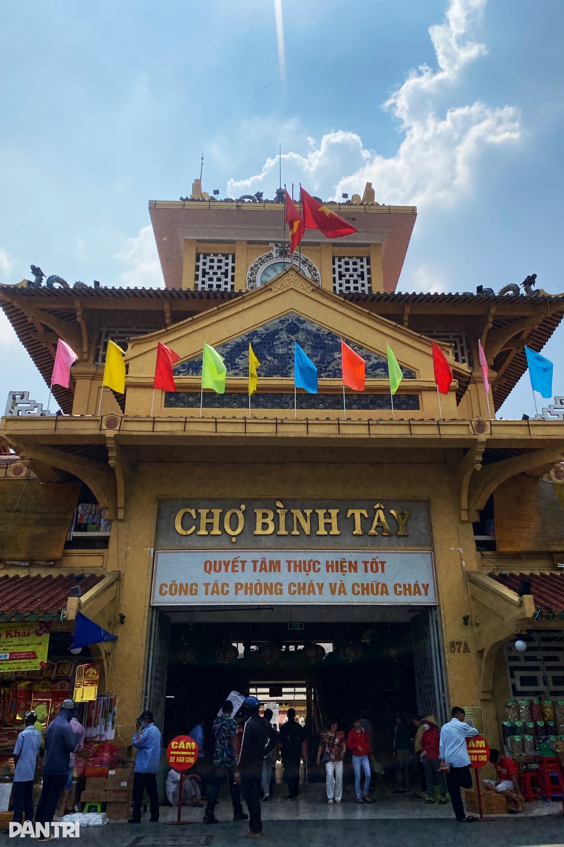 Ngôi chợ trăm tuổi được lão ve chai gom tiền xây, tặng cho người Sài Gòn - 5 Ngôi chợ trăm tuổi được lão ve chai gom tiền xây, tặng cho người Sài Gòn - 5