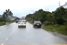 Pha vượt phải mang tính "hủy diệt" của ô tô con, gây họa cho hai xe khác