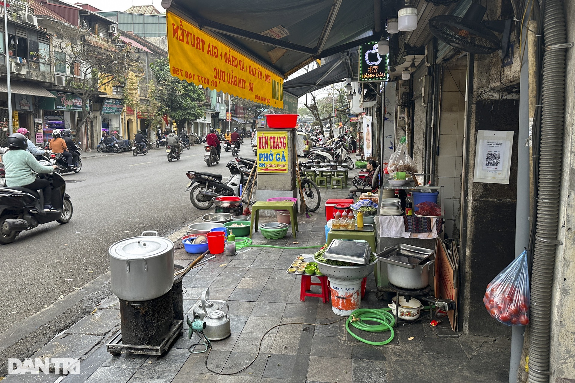 Vỉa hè ở Hà Nội không dành cho người đi bộ - 8 Vỉa hè ở Hà Nội không dành cho người đi bộ - 8