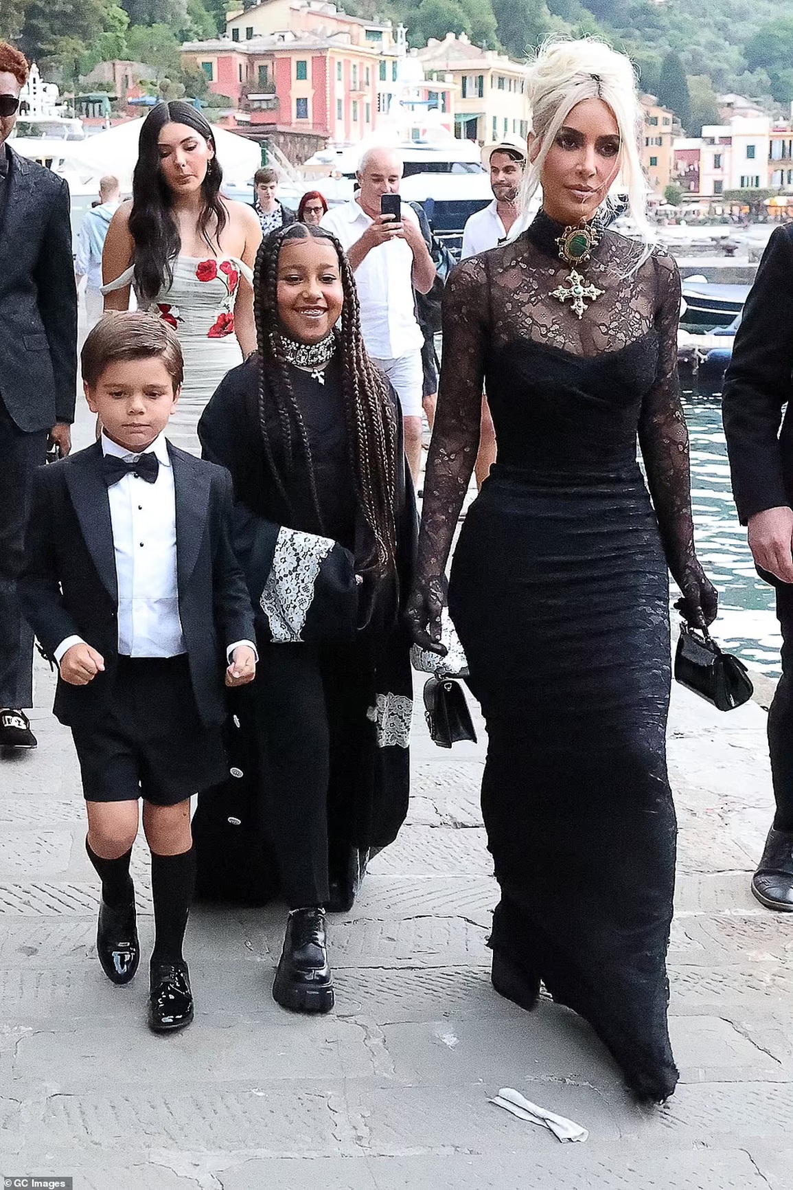 The Kardashian family dressed up for Kourtney's 3rd wedding - 6