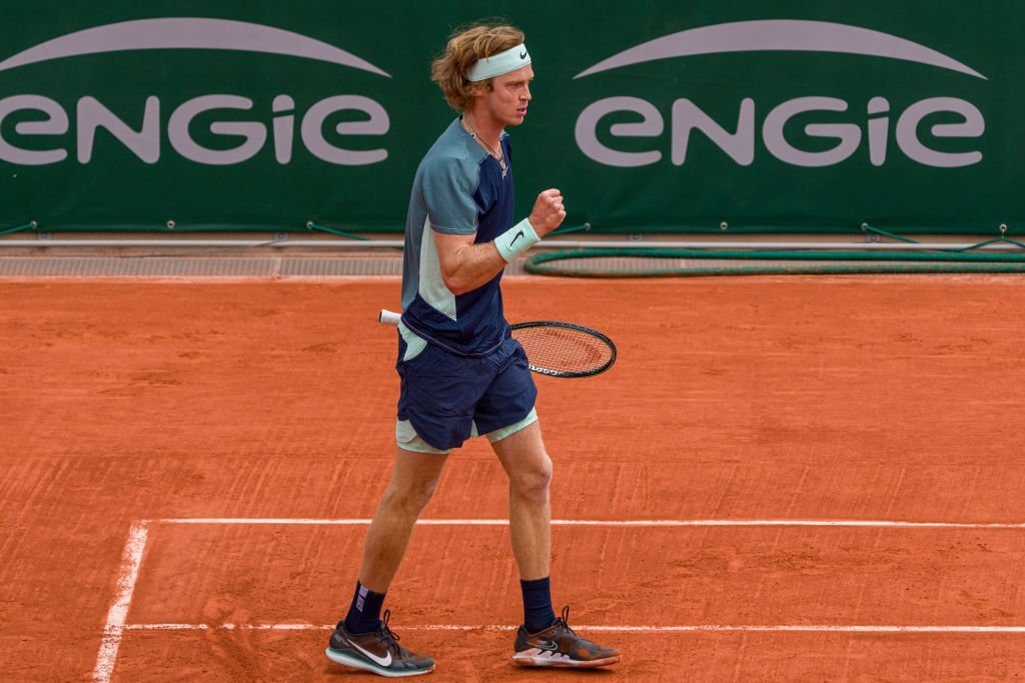 Tsitsipas ngược dòng ngoạn mục đi tiếp tại Roland Garros - 3