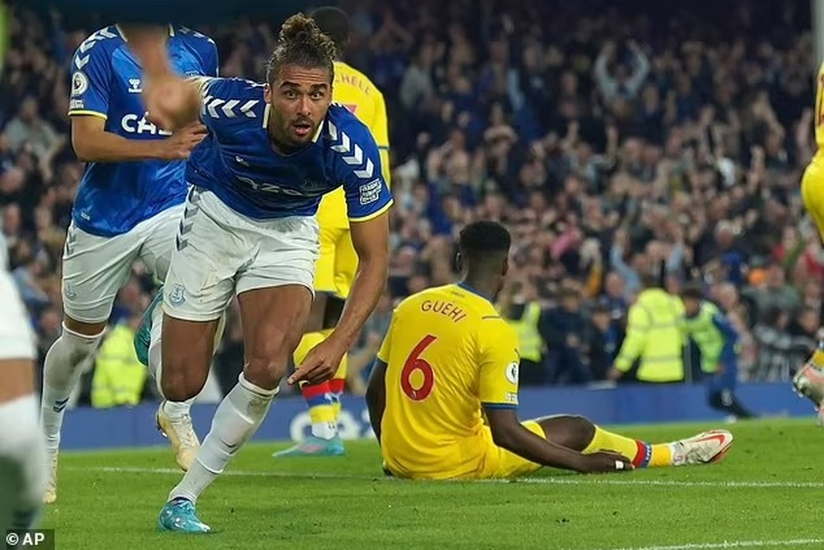 Trụ hạng thành công, CĐV Everton tràn xuống sân ăn mừng như nhà vô địch - 7 Trụ hạng thành công, CĐV Everton tràn xuống sân ăn mừng như nhà vô địch - 7