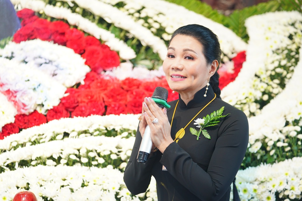 Ngọc Huyền túc trực sáng tối tại lễ tưởng niệm Diệp Lang, sức khỏe ra sao? - 2 Ngọc Huyền túc trực sáng tối tại lễ tưởng niệm Diệp Lang, sức khỏe ra sao? - 2