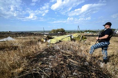 Ukraine tố quân ly khai gài mìn quanh hiện trường MH17
