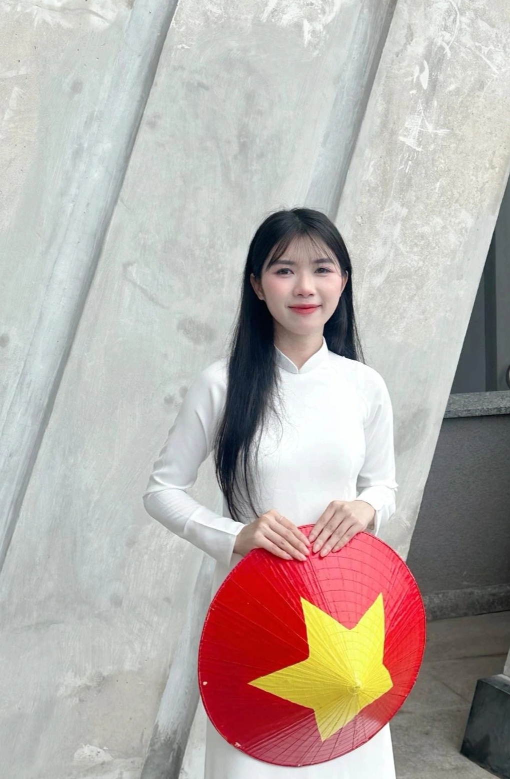 Cô gái trẻ có ngày sinh nhật đặc biệt, được ông ngoại đặt tên là “Nội” - 2 Cô gái trẻ có ngày sinh nhật đặc biệt, được ông ngoại đặt tên là “Nội” - 2