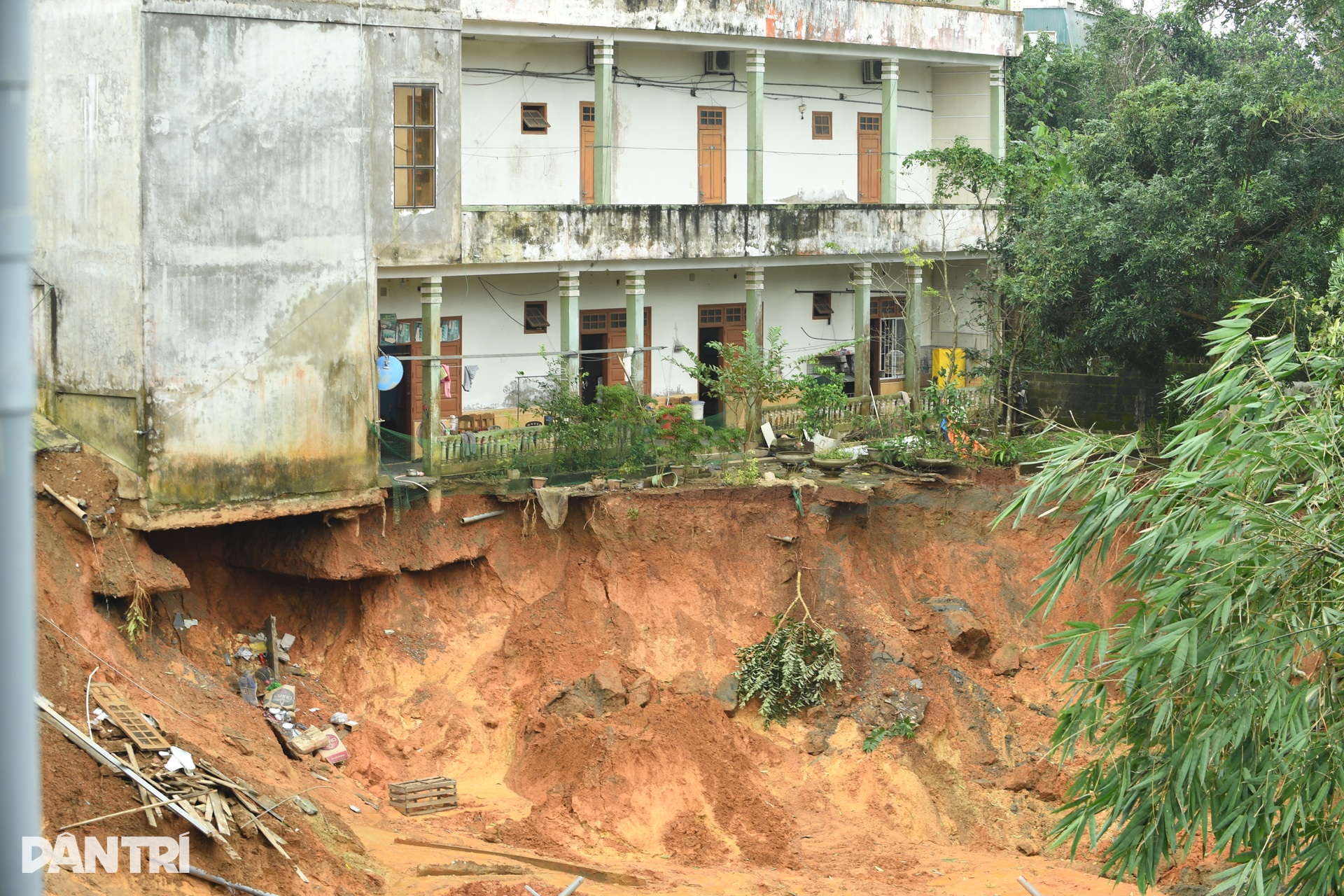 Sạt lở xé toạc nhà dân, đe dọa khách sạn, hàng chục người tháo chạy - 6