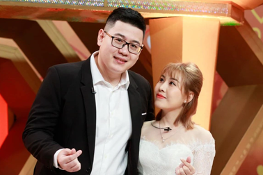 Cặp đôi thường xuyên hẹn hò chỉ với cốc trà đá và đĩa hướng dương