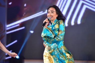 Ca sỹ Nguyễn Phi Hùng, Vân Khánh, Đoan Trang gây ấn tượng với áo dài rực rỡ