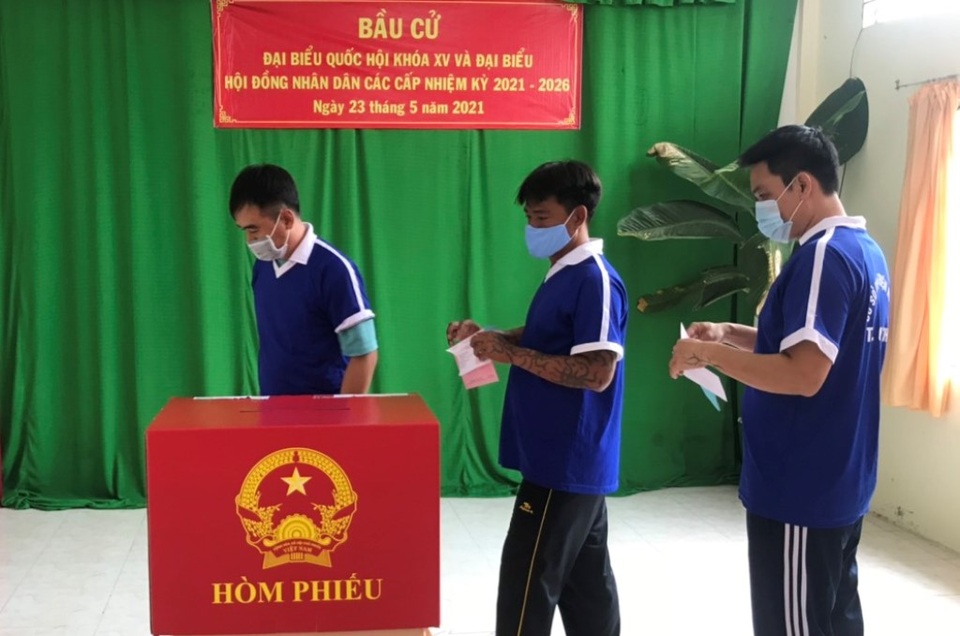 Cầm lá phiếu đi bầu cử mới biết rằng mình còn được quan tâm - 2 Cầm lá phiếu đi bầu cử mới biết rằng mình còn được quan tâm - 2