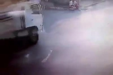 2 chàng trai may mắn thoát chết dưới bánh xe container