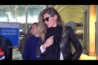 Gisele Bundchen sành điệu tại sân bay
