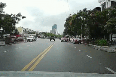 Nổi bật tuần qua: Xe sang đỗ giữa đường, mở cửa bất cẩn suýt gây tai nạn