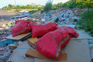 Đổ trộm xà bần, 4 người bị phạt và phải dọn sạch hiện trường