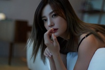 “Én nhỏ” Triệu Vy khoe dáng hao gầy khi diện váy hai dây