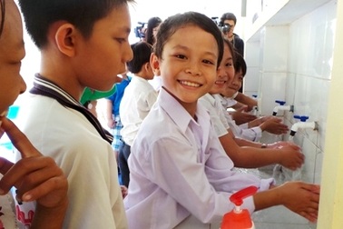 Nguy cơ lây lan dịch bệnh từ 16 triệu người phóng uế bừa bãi